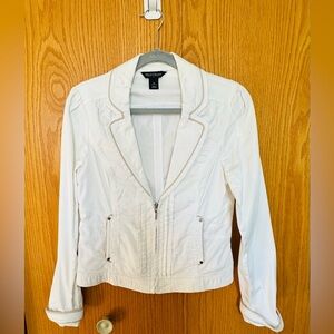Fitted White House Black Market jacket
Size 8